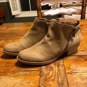 Women’s tan/brown ankle booties!